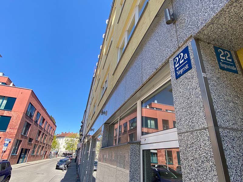 Blick auf Mehrfamilienhaus mit Straße