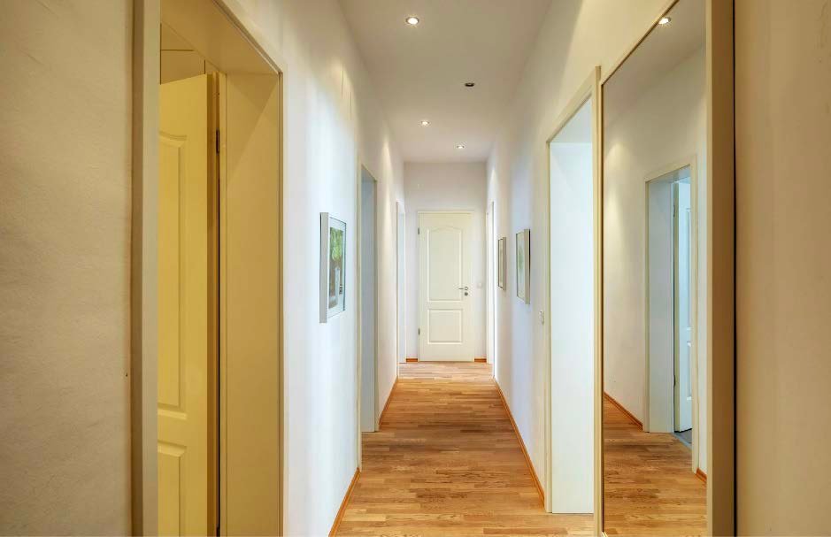Blick in den Flur einer Wohnung mit mehreren Zimmern