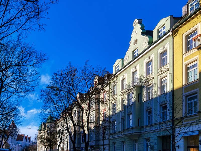 Blick auf Mehrfamilienhaus